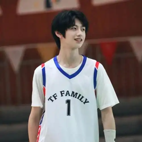 朱志鑫现在多高朱志鑫高清美图走过路过不要错过