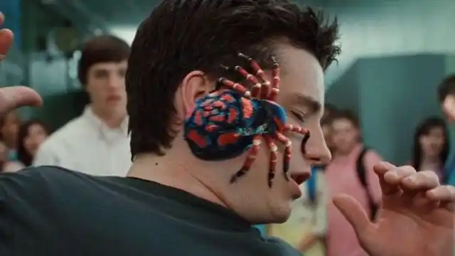 男子因偷走蜘蛛,变成了半人半吸血鬼,疯狂的喝血吃生肉!