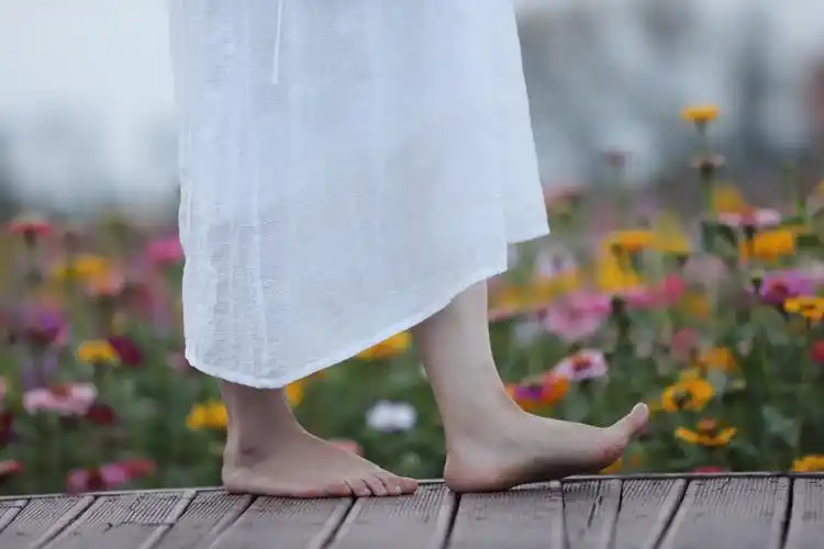 赤脚走在这遍大地上,是不是会洒脱的随性飘行,飘到我想念的心城,那会