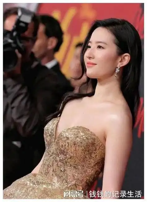 刘亦菲礼服前竟然露出三角区!被网友直呼:这谁扛得住啊?