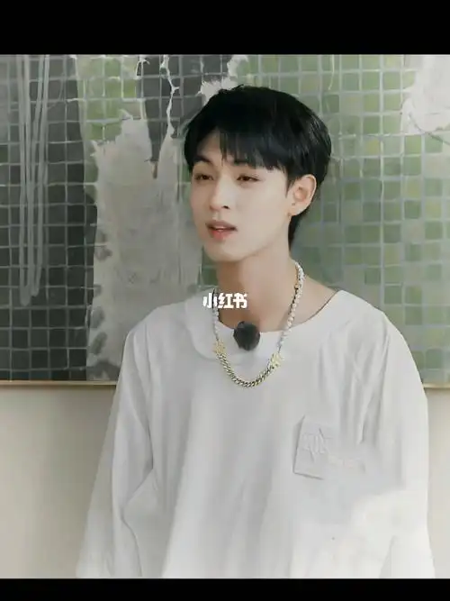 先生原名秦凯旋,郭老师赐名秦霄贤 .先生很瘦很瘦,是吃不体质 .