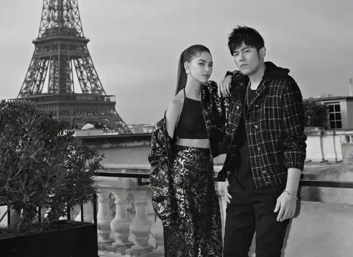 周杰伦妻子的个人资料简介(昆凌嫁给周杰伦没有自我,名媛聚会没人带她