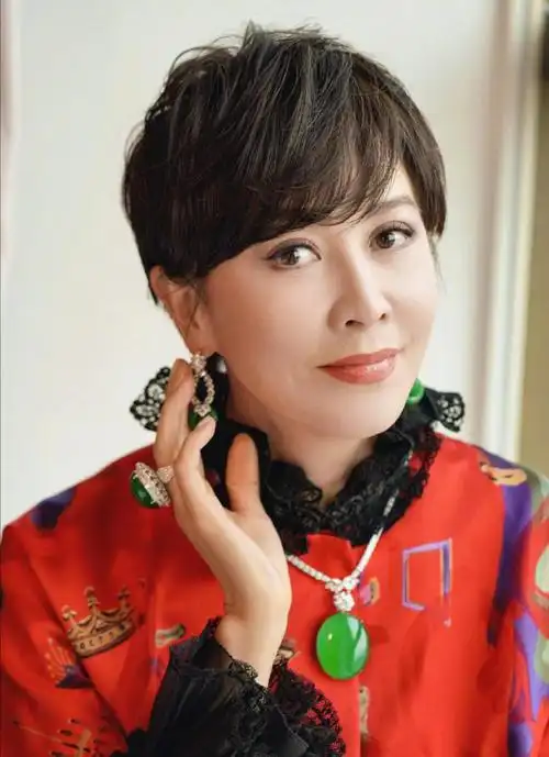 刘嘉玲皮肤还是这么紧致!穿红色长褂十分喜庆,配合短发典雅利落