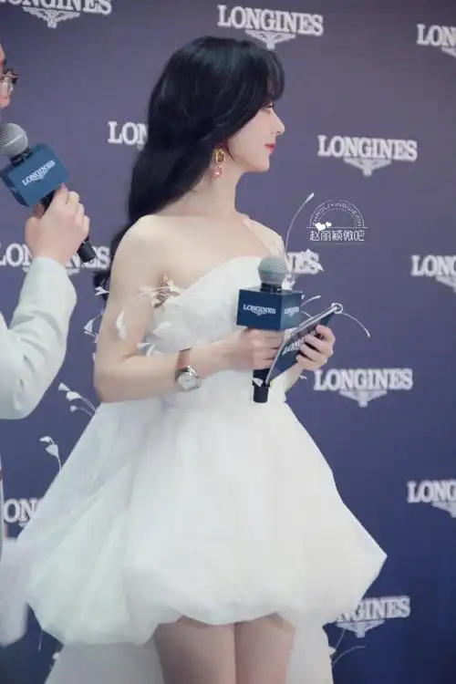 赵丽颖白色拖尾蓬蓬裙