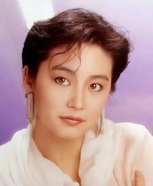 林青霞2022年照片流出,网友对其穿着进行指点,引发热议