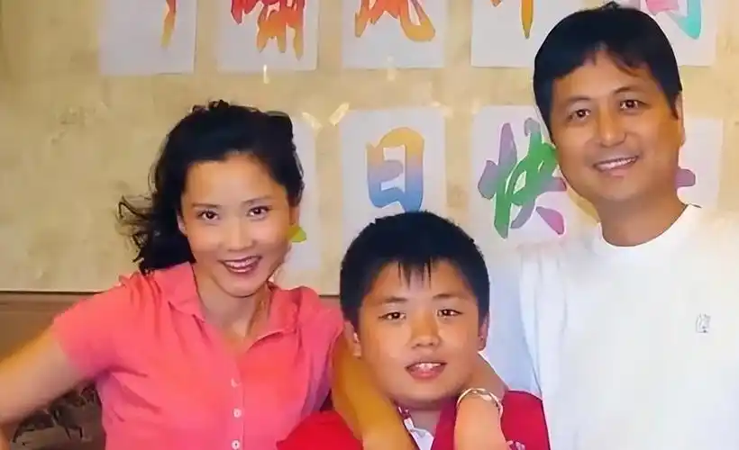 回顾何赛飞和丈夫丁克10年愁坏婆婆35岁高龄产子全家乐开怀