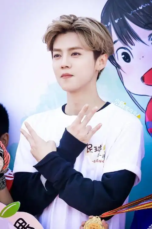 20180414#鹿晗张云龙问路路透#补一组我最喜欢的绿茵场鹿晗高清图集9p