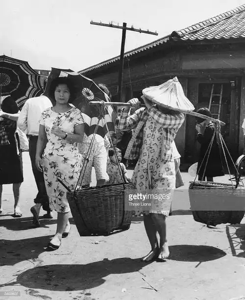 担子的台湾女子,戴着当地特有的那种草帽.