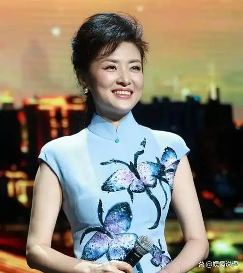 央视最美主持人周涛:端庄大气,国色天香,大国风范