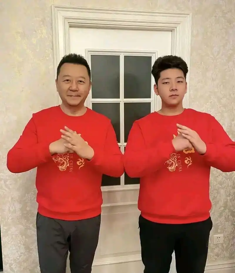 动态创作月# 郭涛带着她女儿郭懿文出来走秀了,11岁的她难得公开露脸