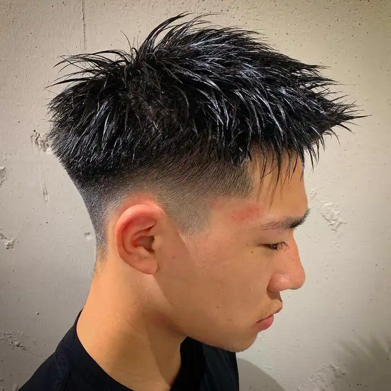 发型侧面划两道,那就变成了一种个性与时尚,喜欢不一样风格的男士可以