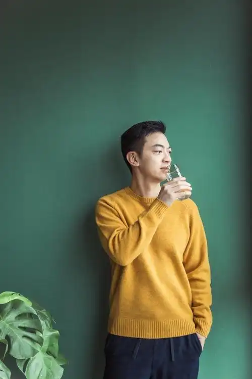 这才是40 男人该有的样子:衣要简,裤要宽,发要短,气质更高级