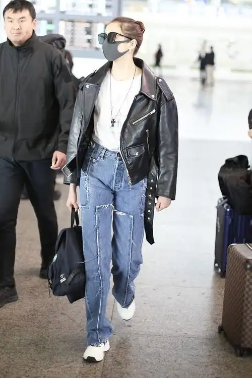 关晓彤穿皮衣扎丸子头似金刚芭比,款式选错太毁形象_皮鞋