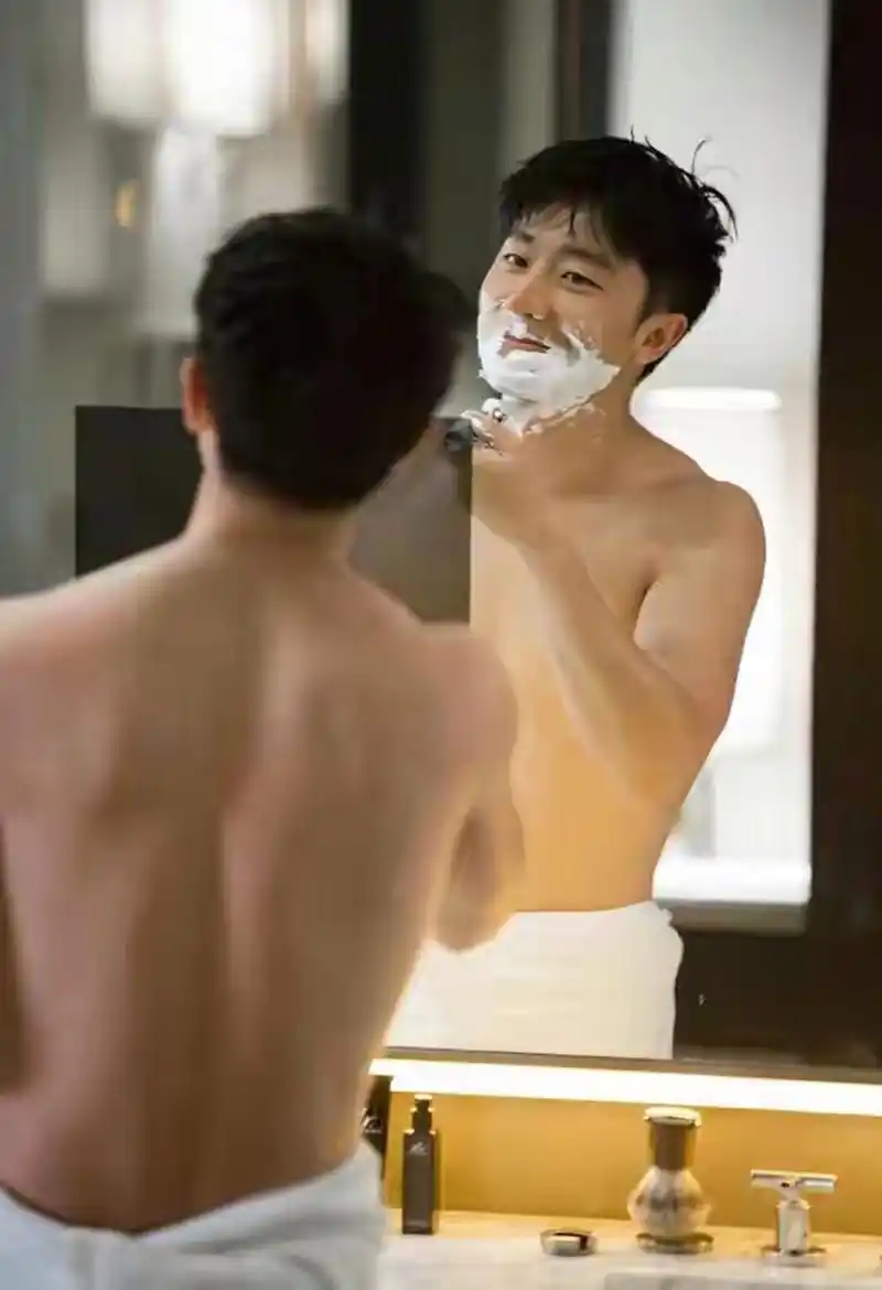 肌肉身材好赞哪,不愧是健身先生出身啊!#黄轩