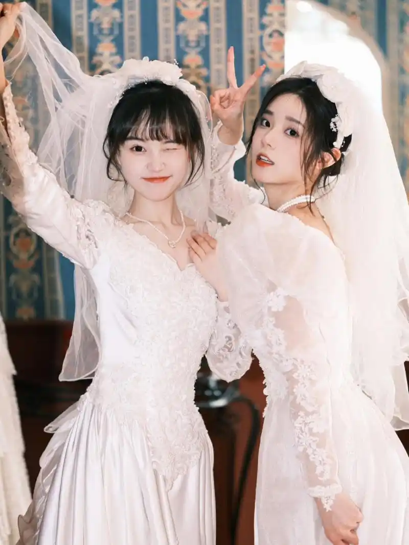 总要和闺蜜一起穿一次婚纱吧👰🏻‍♀️两个女孩子一起穿婚纱