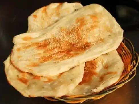 加肉的,包菜的,椭圆的,长条的,抹酱的,刷糖的……,中国各地的烧饼种类