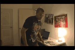 杰哥性情粗暴,但在伪装上独有一套,他知道怎么伪装自身形象,在阿伟