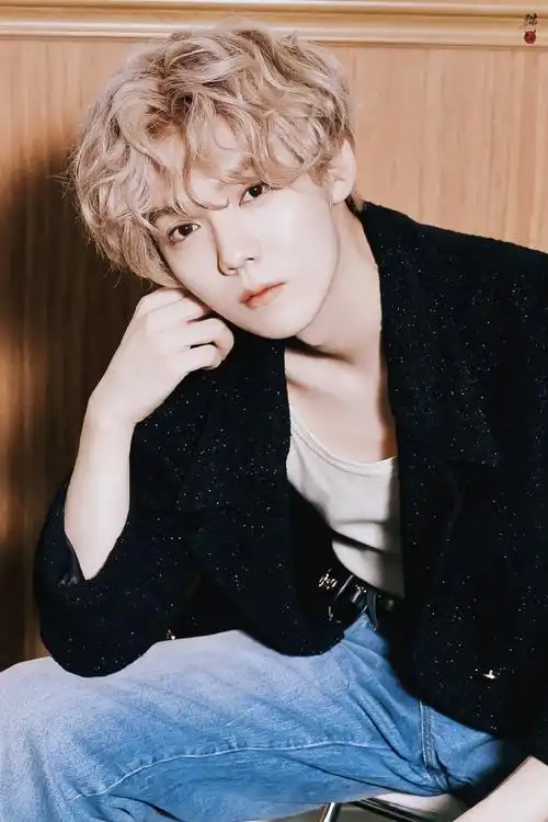 鹿晗金色卷毛造型