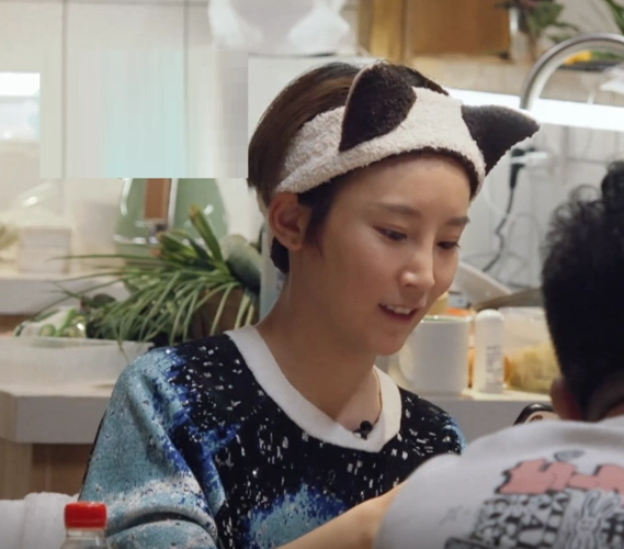 谢楠看手机,导演给她特写镜头却忘开滤镜,看清36岁真实状态