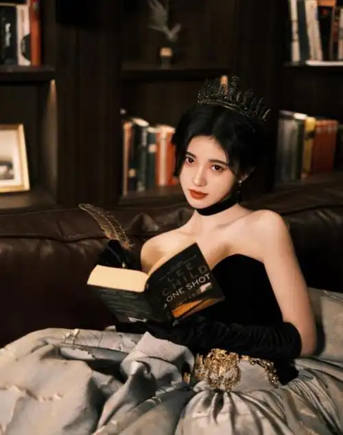 鞠婧祎一袭高定撞色公主礼服裙造型既甜美又性感