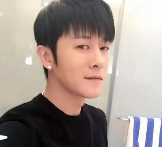 参观林申和杨雨辰的家,客厅地面铺满了儿童垫,怕孩子玩耍摔伤了