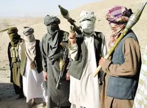 10月7日,在阿富汗的首都喀布尔的南部,一群塔利班武装人员蒙面拿着