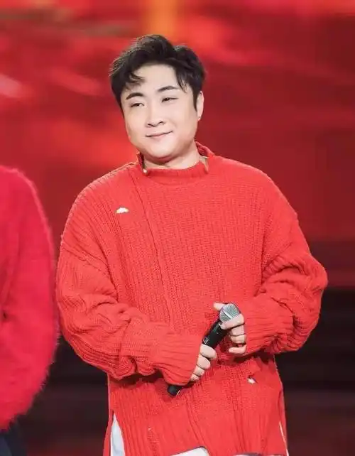 原创乔杉为妻子莫丹庆生吃豪华大餐配美酒红色花瓣铺满餐桌