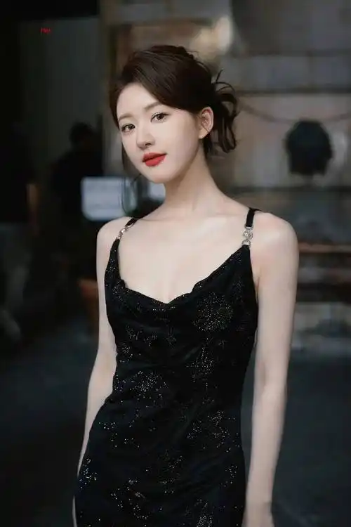 赵露思太丰满,黑色玲珑裙都兜不住好身材,难怪直男都喜欢她_连衣裙