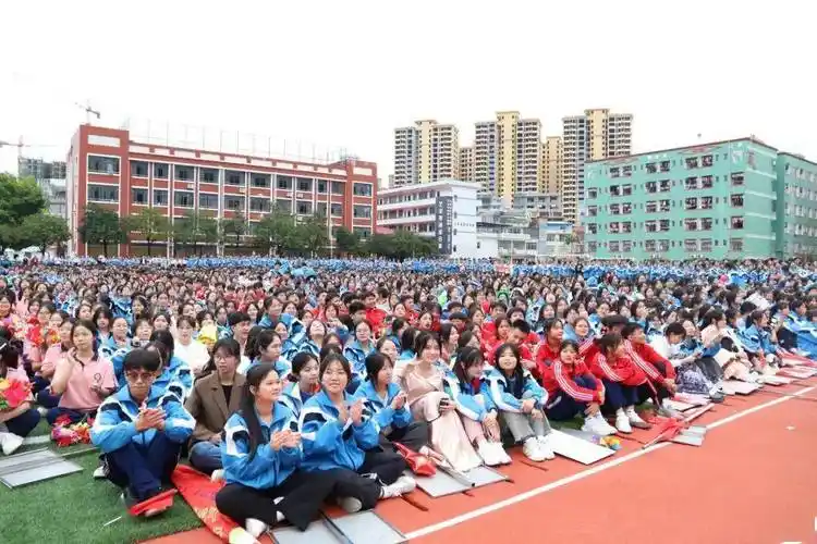 运动点亮青春,拼搏成就梦想——都安二高第33届校运会圆满举行_赛场