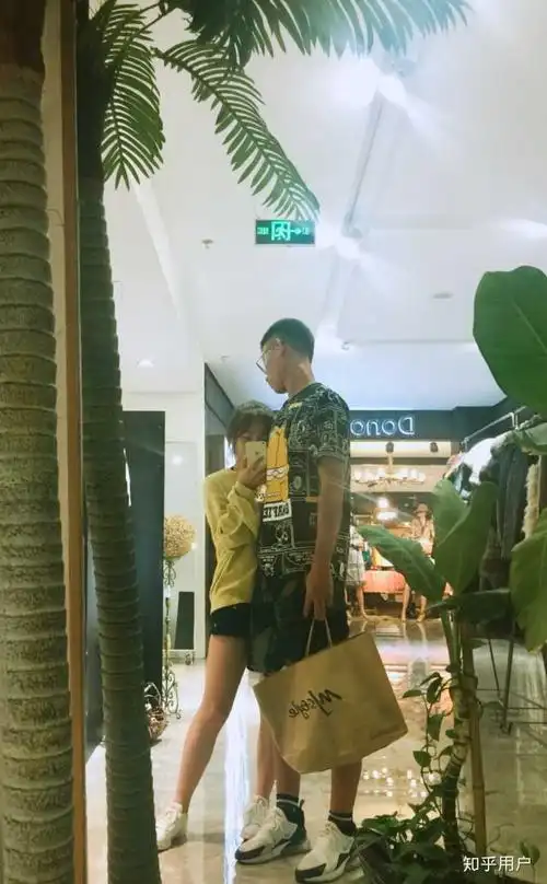 身高差22男朋友不弯腰的话,女生掂脚能亲到男朋友嘴吗?