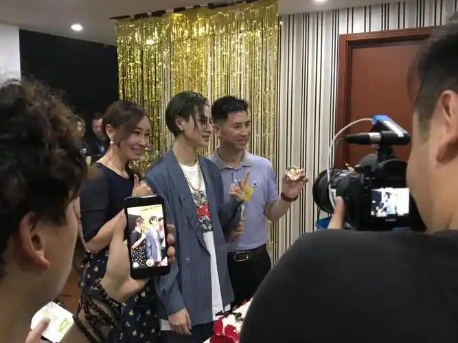 小鬼哭了 一直以来辛苦了和爸爸妈妈合影很幸福~生日快乐