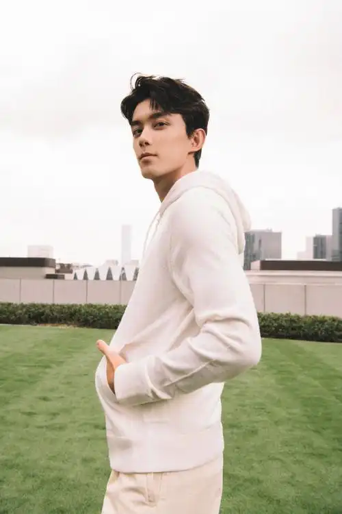 时尚##吴磊白色卫衣造型十宫格plog#吴磊最新大片最新,all white运动