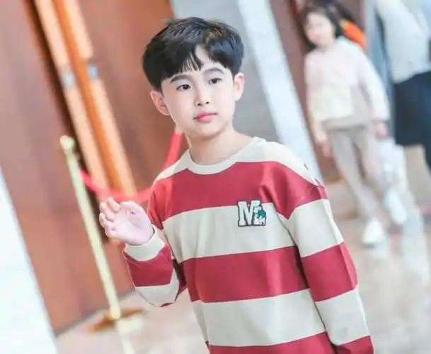 近照像汪苏泷,但他的精修和未p图差距挺大的,气质和小时候的千玺更像