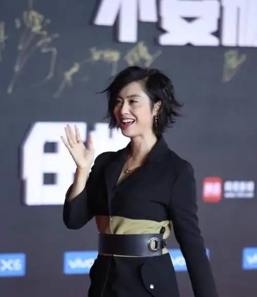 朱茵49岁气质仍惊艳穿黑色连衣裙干练利落端庄稳重真有女神范