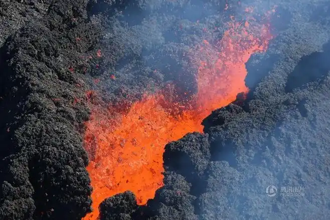 法属留尼汪岛火山岩浆喷涌 似"火河"流淌_新闻_腾讯网