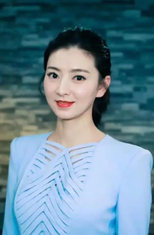 斓曦,毕业于中央戏剧学院,父母都是黄梅戏演员,从小耳濡目染的她