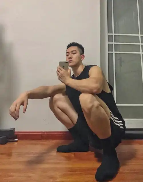 湖北腹肌小狼狗灰裤子刷屏,男生就该这样穿搭!