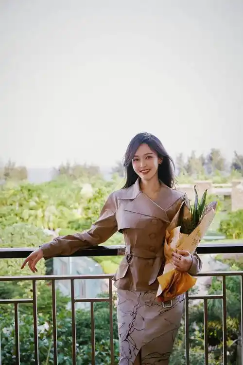 唐嫣惊艳亮相活动现场,高叉紧身裙展现多重魅力_身材_照片_设计