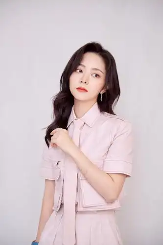 谭松韵粉色西装休闲知性写真