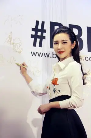 付曼现身开年派对 女神范儿十足