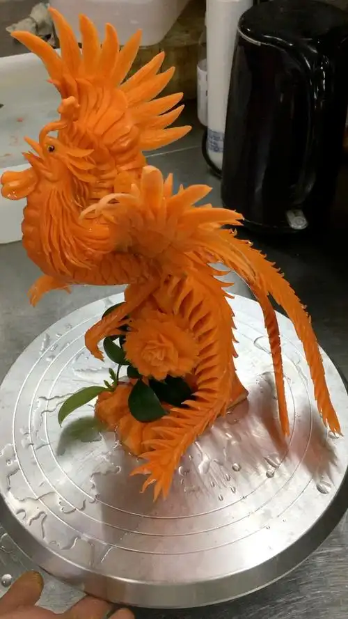 胡萝卜雕刻的凤凰,像不像你们说了算