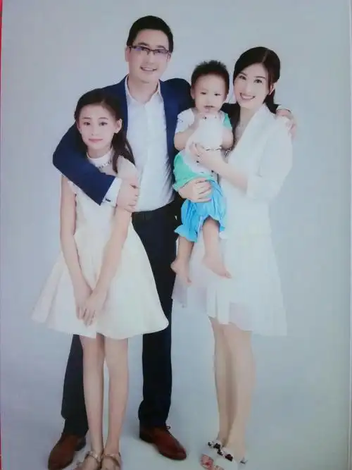 幸福的四口之家儿女双全,知足了一生没有任何遗憾.