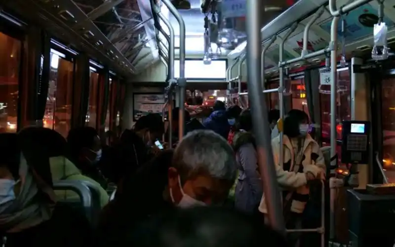 一天晚上在公交车上的随拍