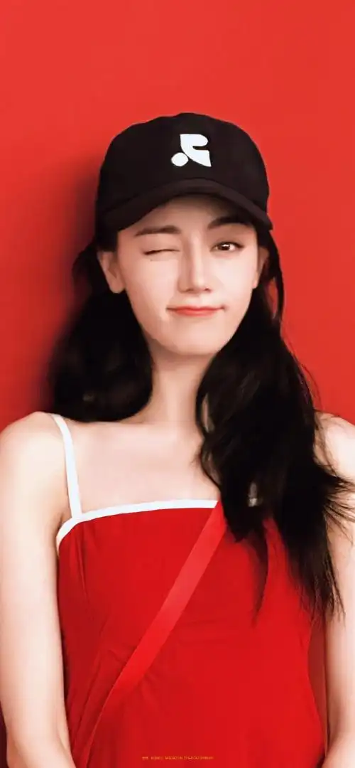 迪丽热巴穿了吊带红裙