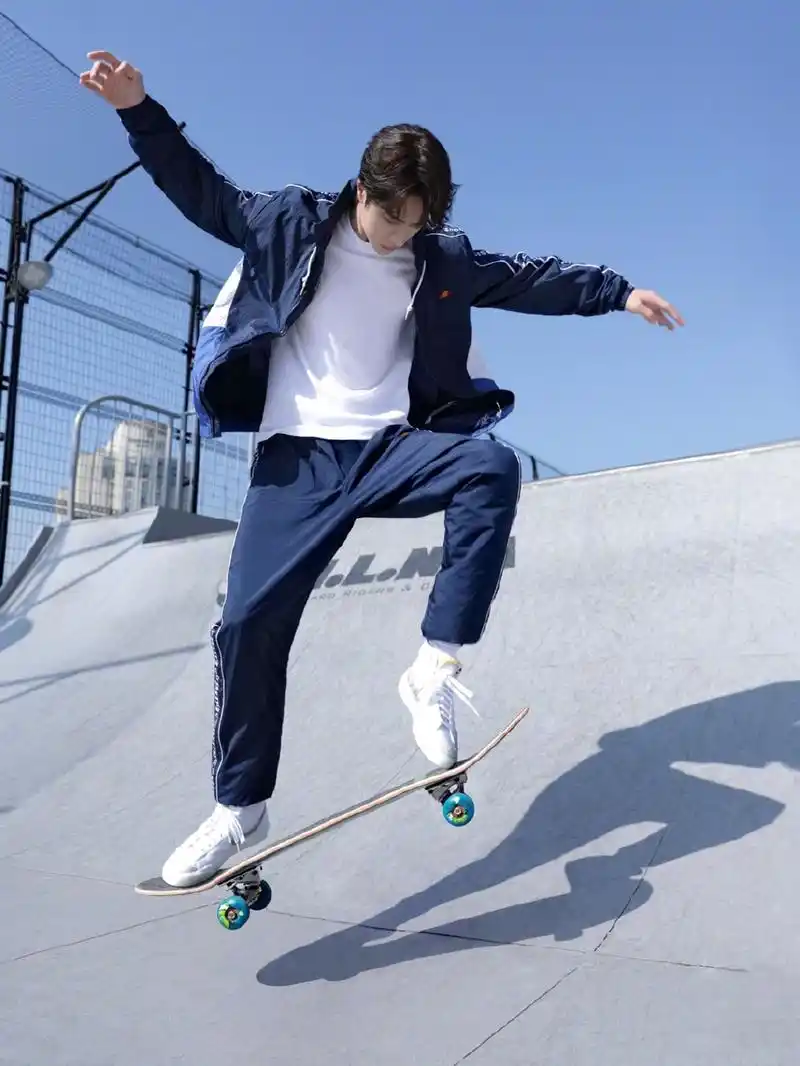 王一博最新上班照,搭配一身黑色运动装,网友:又是这个包?_调配