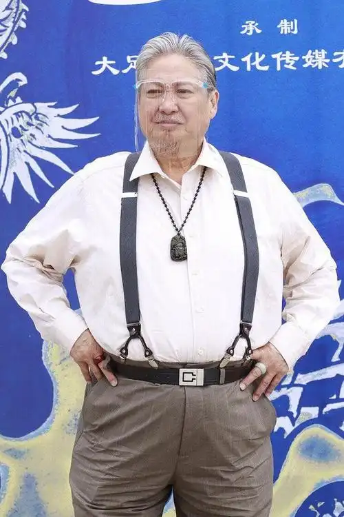 洪金宝拄拐现身!穿西装配红衬衣精神好,69岁一头白发没有眉毛