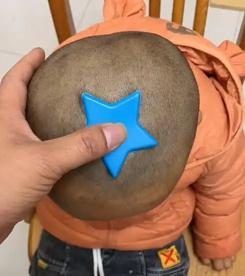 近日在云南一老爸本来打算给儿子剃个小平头,可没有想到小孩总是动来