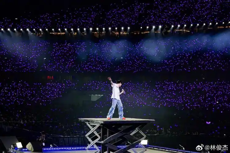 20巡演首登鸟巢一连三晚开唱累计动员近十八万观众自发人浪紫海太震撼