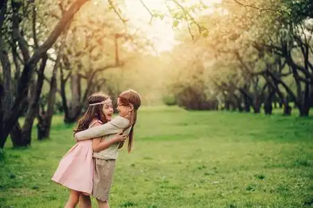 孩子姐妹花时间在一起散步照片