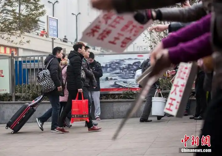 安徽春运旅客出站大巴客车疯狂揽客